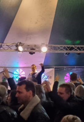 Tentfeest carbidschieten rood zwart Niebert Nuis